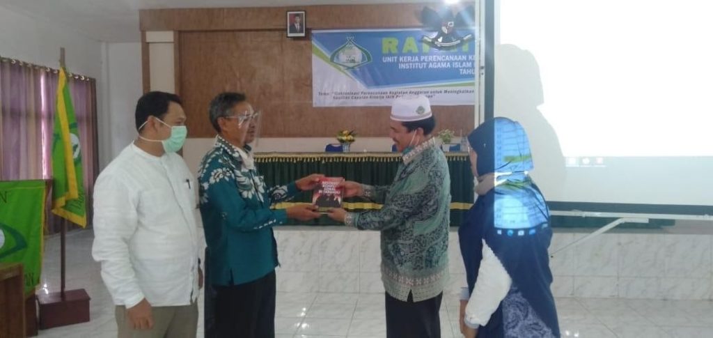 PENYERAHAN BUKU HASIL PENELITIAN DOSEN KEPADA PIMPINAN LEMBAGA