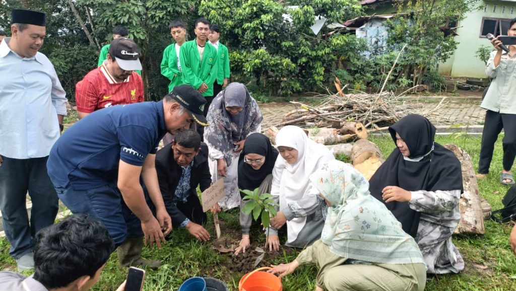 Wakaf Lingkungan untuk Generasi Mendatang, Mahasantri Ma’had Al-Jami’ah dan LPPM Tanam 100 Pohon
